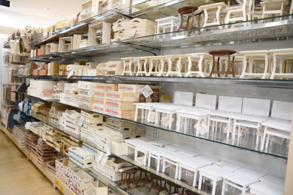 百元店的商品種類繁多，從高品質(zhì)的電器商品到最潮的時(shí)尚用品，一定會(huì)讓您驚喜無(wú)比。