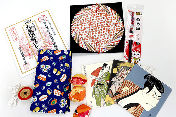 在百元店可以買到富有日本特色的商品，這使百元店成為購(gòu)買紀(jì)念品饋贈(zèng)親友的熱門(mén)選擇。當(dāng)然，您也可以隨時(shí)為自己購(gòu)買商品。